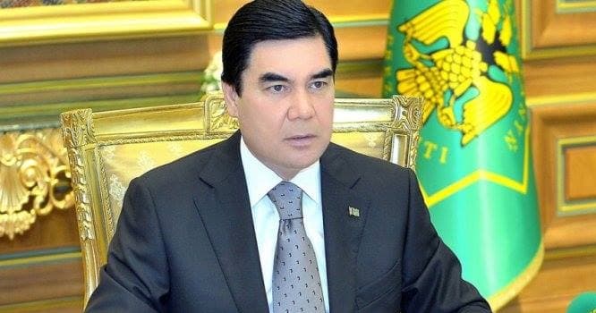 Türkmənbaşı Yeni il şənliyində özü bəstələdiyi mahnını ifa edib - VİDEO