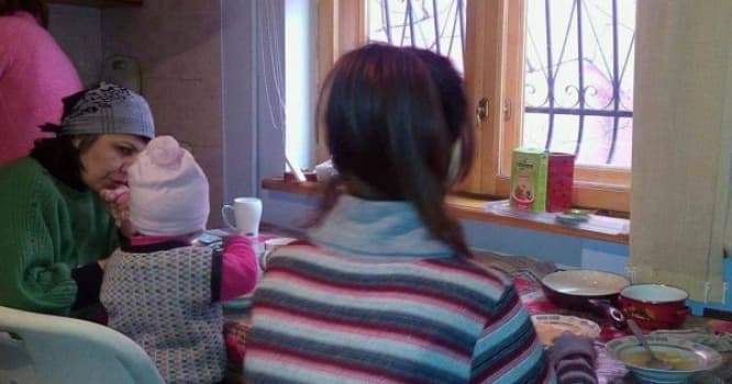 16 il ev dustağı olan qız: “Atam bələkdəki qardaşımı pəncərədən yerə tulladı”