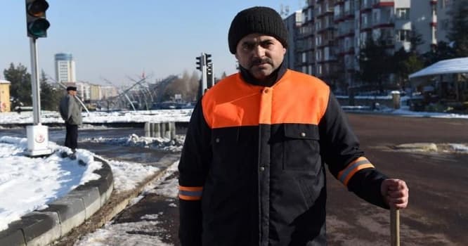Yerdən 20 min pul tapdı, aparıb bələdiyyəyə verdi - FOTO