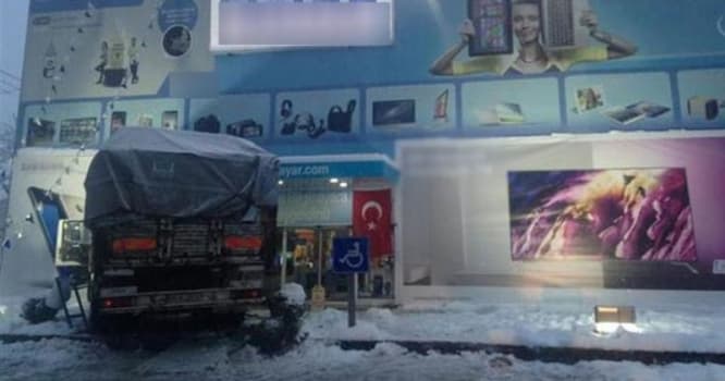 Aldığı telefon zay çıxdı, yük maşınını birbaşa mağazaya sürdü - FOTO