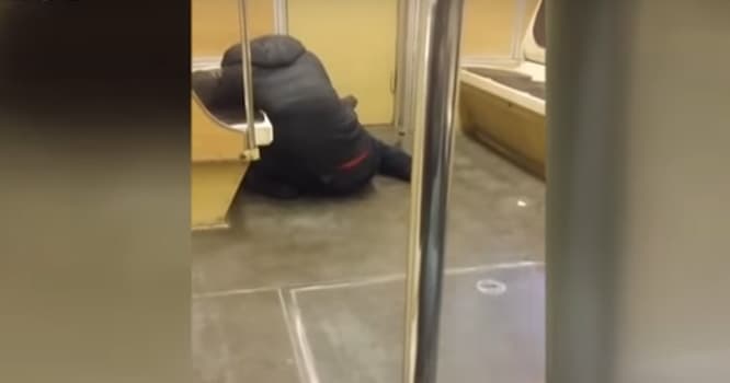 Bakı metrosunda sərxoş sərnişin hər kəsi heyrətləndirdi - VİDEO