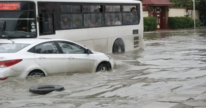Bakıya qısa müddət yağış yağdı: yollar gölə döndü - FOTO + VİDEO