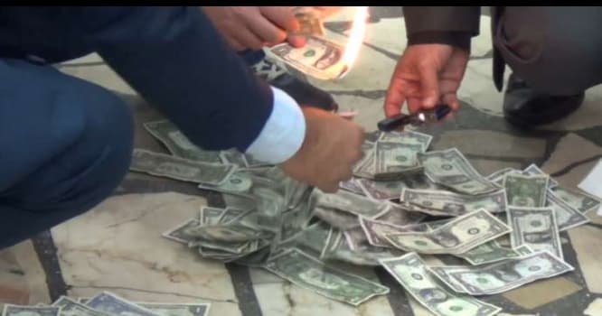 Türkiyədə yüzlərlə insan dollarları yandırır - VİDEO