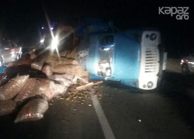 Yük avtomobili aşdı: tonlarla kartof yola töküldü - FOTO