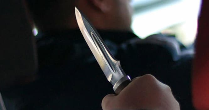 Taksi sürücüsünü bıçaqladı, 2 manatı götürüb getdi