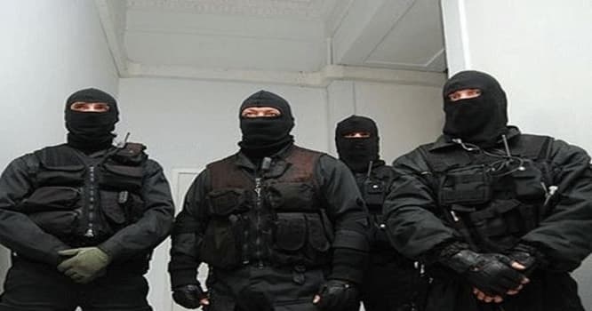 "Maskalılar" sabiq polis əməkdaşını oteldə qızlarla tutdu - 250 min istədilər