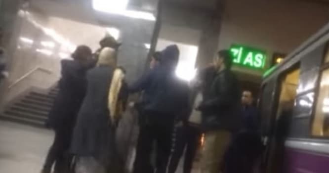 Bakı metrosunda qadınlar arasında dava - VİDEO