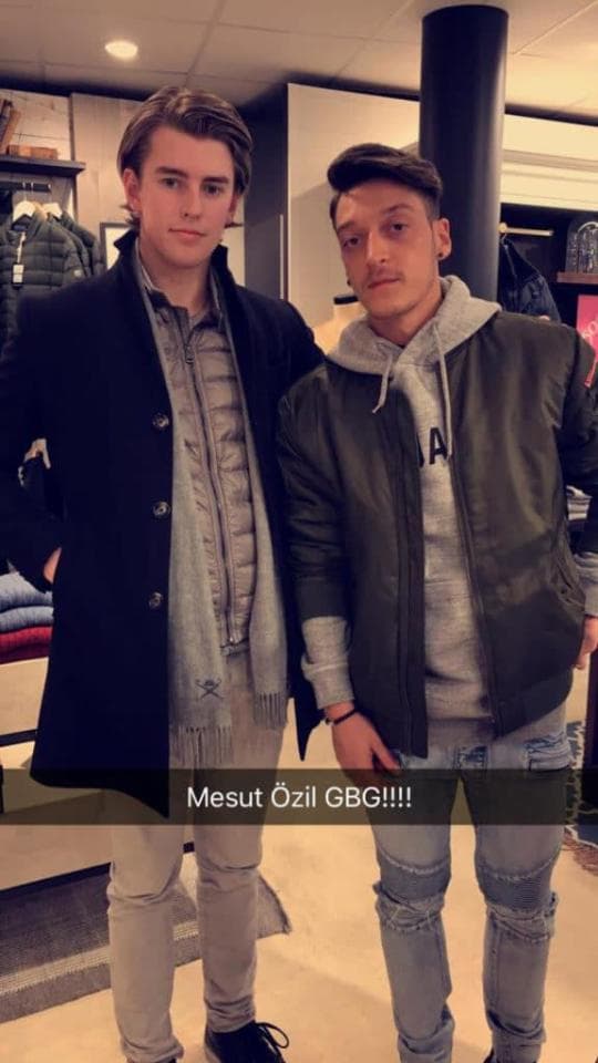 Komanda Londonda yemək yeyərkən Məsut Özil İsveçdə bazarlıq edirmiş - FOTO