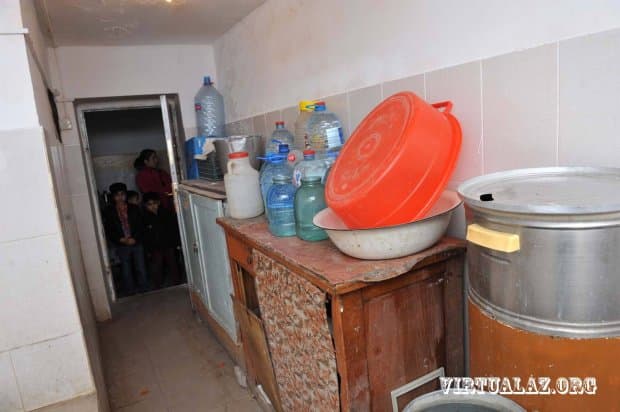 "Hadı Rəcəbli gəlsin, bu rütubətdə bircə saat qalsın" - köçkünlər deputata qəzəblidir - FOTO