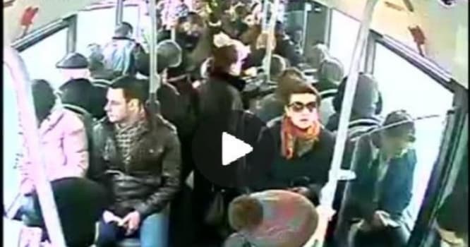 "BakuBus" sürücüsünün sərnişini ölümdən xilas etdiyi anlar - VİDEO