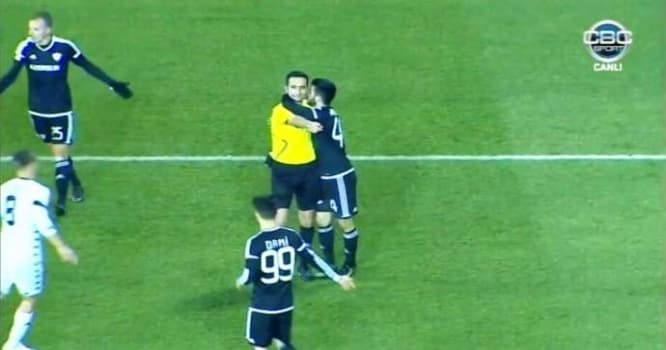 "Qarabağ"ın yeni futbolçusundan inanılmaz hərəkət: Hakimi qucaqladı