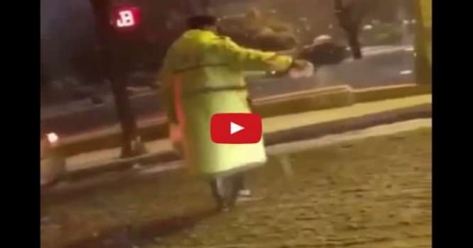 Bakıda yola xörək duzu səpən polis: "Niyə mənə qarşı nalayiq fikirlər yazırlar?" - VİDEO