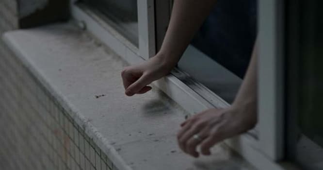 47 yaşlı qadın özünü binadan atdı - Bakıda