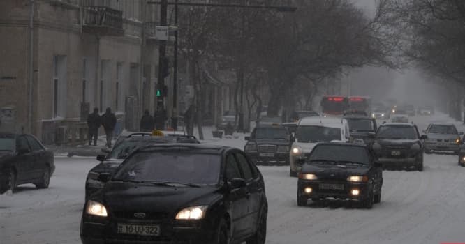 Bakıda sürüşkən yolda zəncirvari qəza: 5 yaralı