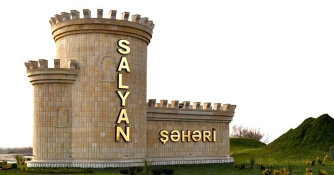 Salyanda aksiya: tibb işçiləri gecə qatarın qarşısını kəsdi