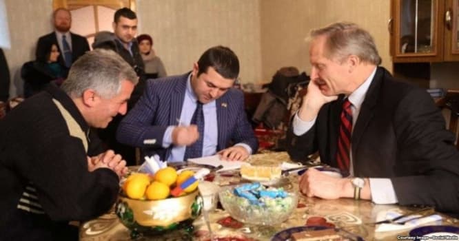 ABŞ səfiri Xocalı köçkünün evinə getdi - FOTO