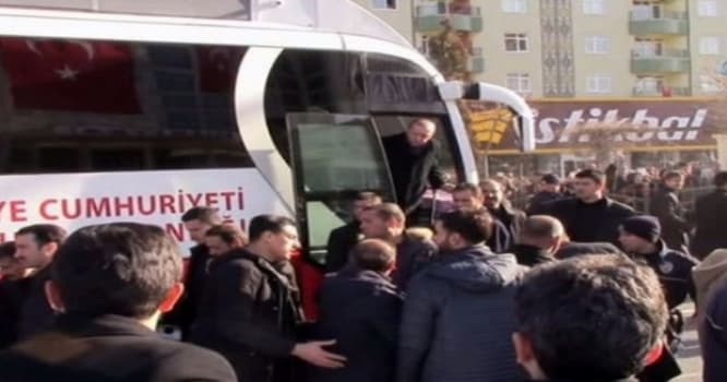 İçində Ərdoğanın olduğu avtobus prezidentin mühafizəçisini vurdu – VİDEO