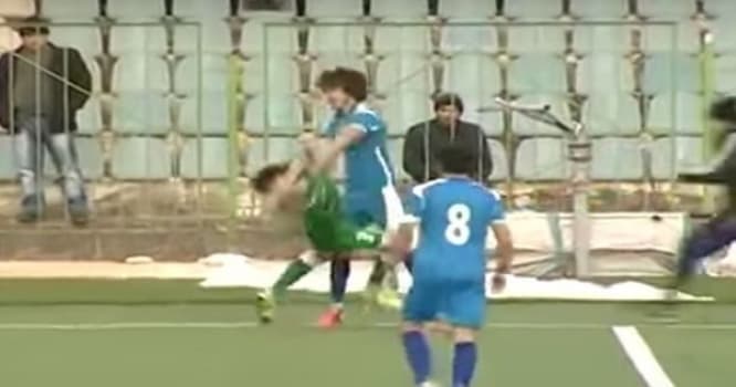 Azərbaycanlı futbolçu rəqibini yumruqla vurdu – VİDEO