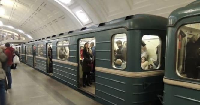 Bakı metrosunda qatarın altında qalan oğlan necə xilas oldu? - VİDEO