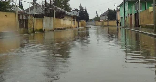 Abşeronda göl daşdı, evləri su basdı