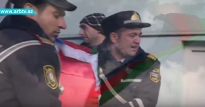 Polislər şəhidin tabutunu çiyinlərində daşıyıb göz yaşlarına boğuldular - VİDEO