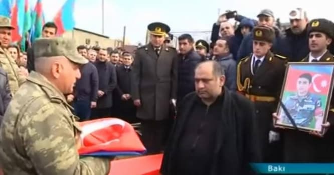 "Yaralı komandirini çiyninə alıb aparanda vuruldu" - VİDEO