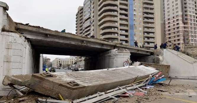 Bakıda körpü uçdu, hərəkət dayandı