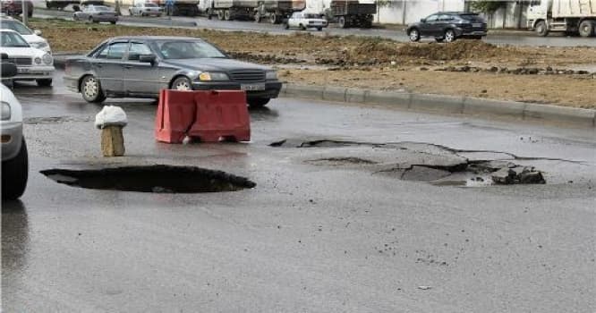 Paytaxtın mərkəzi prospektində yol çökdü - Marşrut avtobusu çalaya düşdü