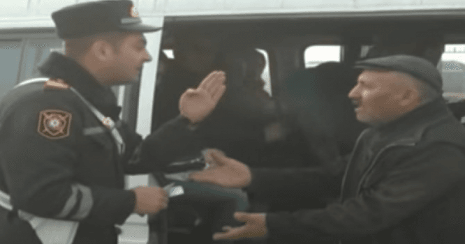 Polis sürücü ilə dava etdi: "Camaatın 6 balası birdən öldü" - VİDEO
