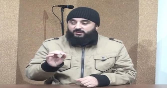 Azərbaycanlı dindar: "Qaş alan qadınlar Allah tərəfindən lənətlənib" - VİDEO