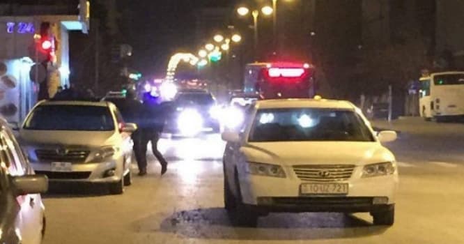 Maşını yolun ortasında qoyub restorana getdi - Bakıda