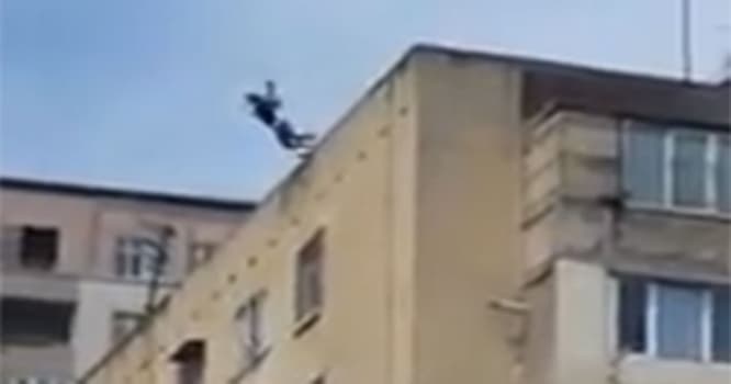 Bakının mərkəzində özünü binadan atdı