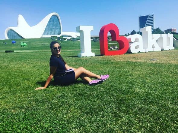 Dadaşeva bacıları "Ferrari" alarkən saxlanıldı - FOTOLAR
