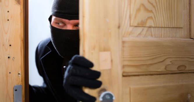 Boğazına ip keçirib pulunu və silahlarını apardılar - Bakıda evə basqın