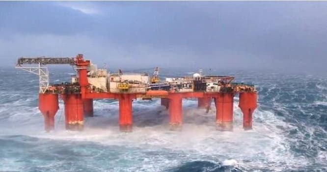 Xəzərdə fırtına həyəcanı: neftçilər evakuasiya edildi