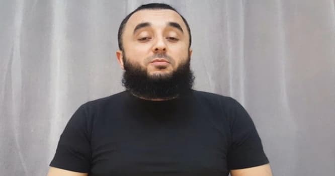 Qalmaqallı illahiyyatçı tənqidlərə cavab verdi: "İstəyirlər lap bellərini qırxsınlar!" - VİDEO