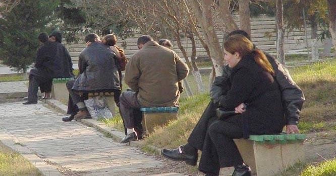 Bulvarda öpüşmək olar? - Rəsmi açıqlama