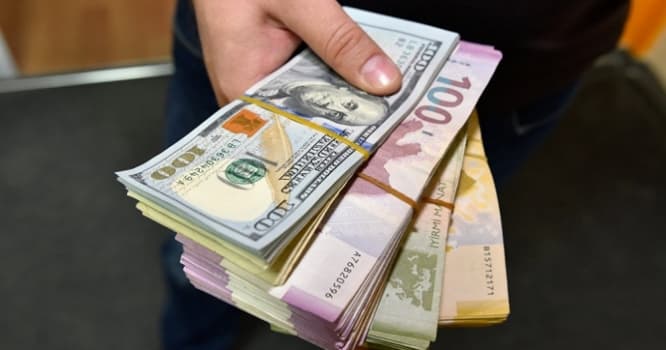 Əhali banklara axın edir: Dollar var, amma manat tapılmır