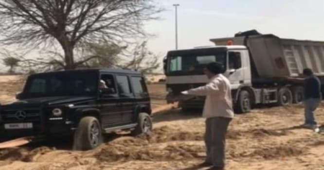 Dubay şahzadəsi səhrada quma batan yük maşını belə çıxardı - VİDEO