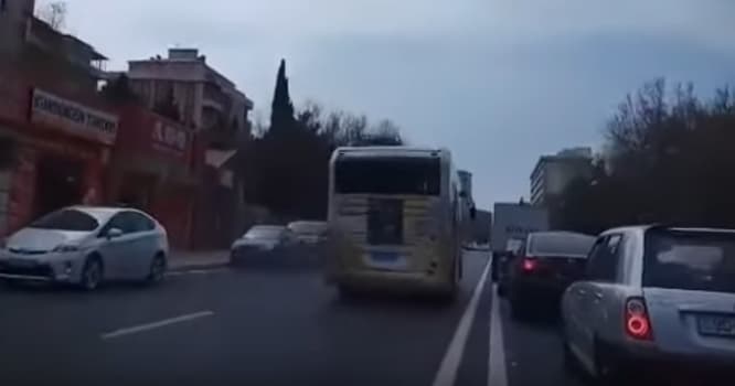 Daha iki avtobus kameraya düşdü - "Protiv gedir"lər - VİDEO