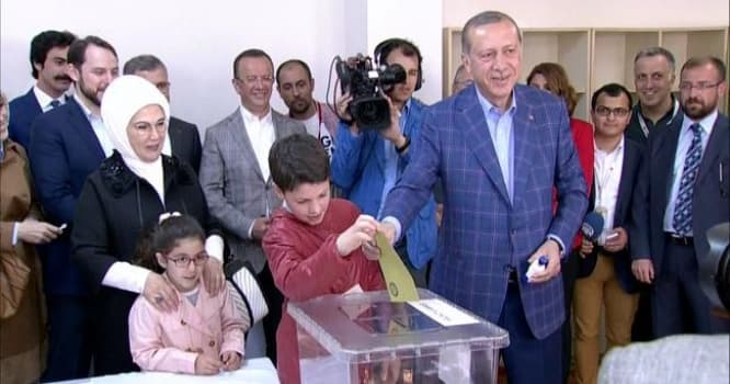Ərdoğan referendumda nəvəsi ilə birlikdə səs verdi