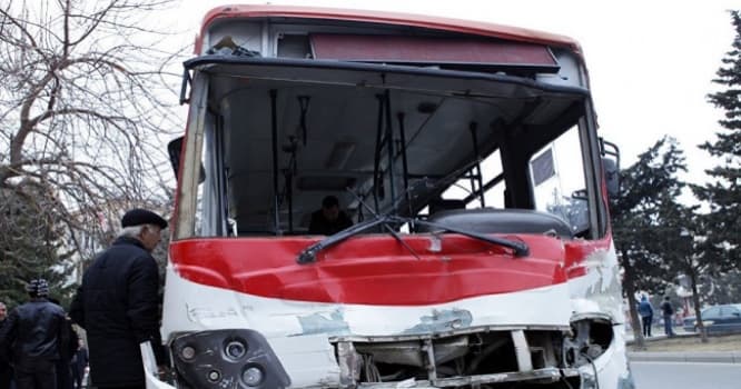 Bakıda sərnişin avtobusu qəzaya düşdü