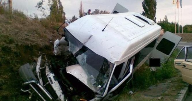 Şəkdə mikroavtobus aşdı: 17 yaralı var