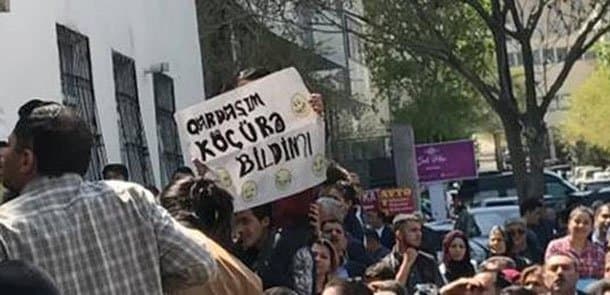 Qəbul imtahanında maraqlı pankart: “Qardaşım, köçürə bildin?” - FOTO