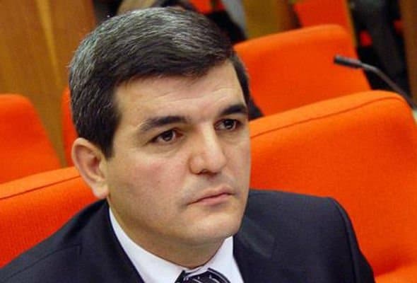 Millət vəkili müğənnilərə "ədəbsiz" dedi, qadağa qoyulmasını istədi