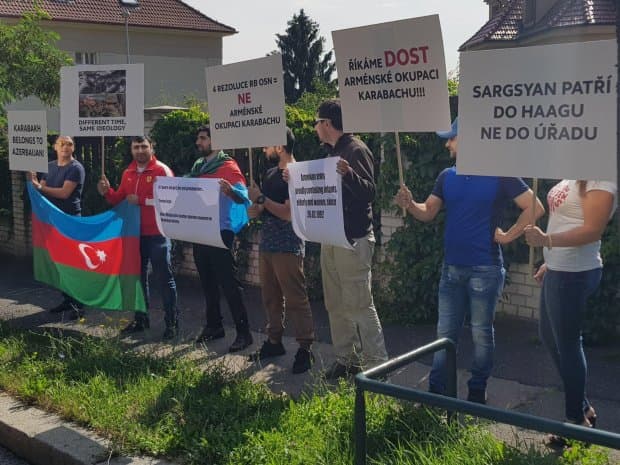 Praqada Ermənistan səfirliyi qarşısında etiraz aksiyası keçirilib