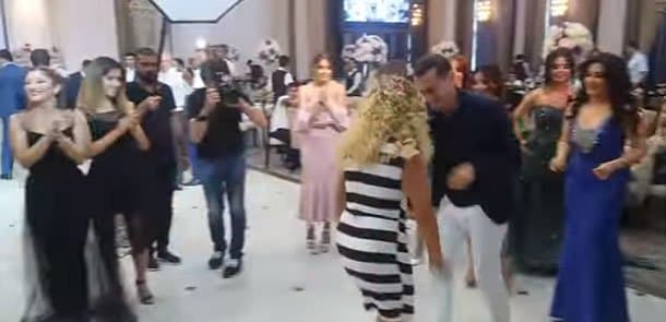 Aparıcı Vüsalənin qardaşının toyunda müğənnillərin rəqsi (VİDEO)
