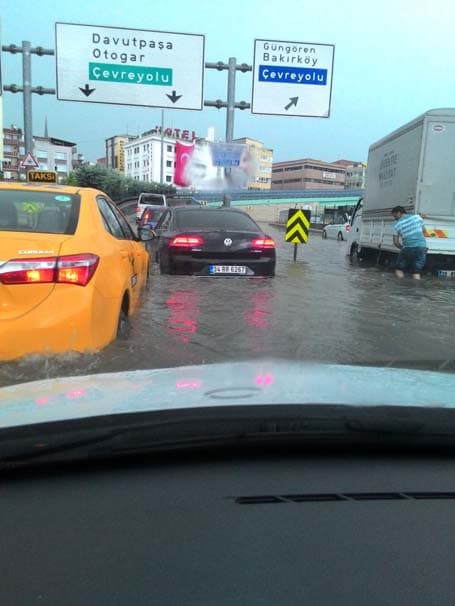 İstanbul su altında qaldı (FOTOLAR)