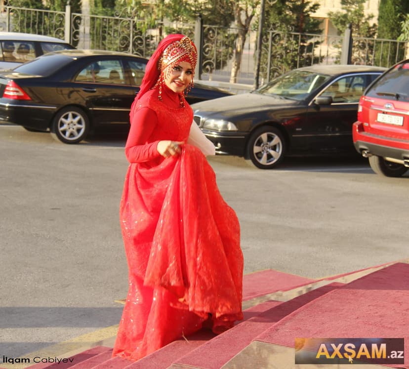 İçki məclisinə getmədiyini deyən Xuraman Natavanın toyunda (FOTOLAR)