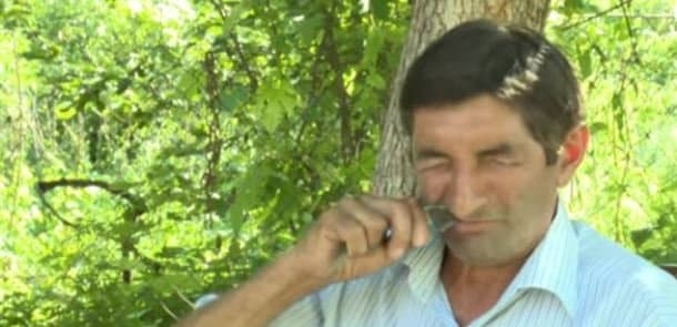 Ağstafa sakini daşdan yumşaq hər şeyi yeyir (VİDEO)